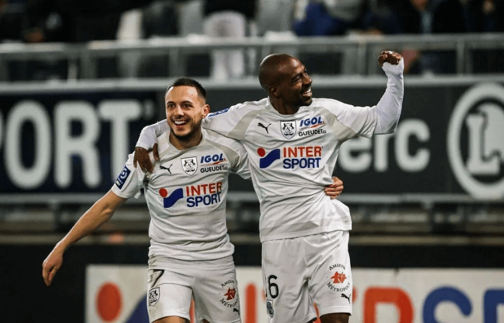 亚眠队连续主场不败，主场优势明显