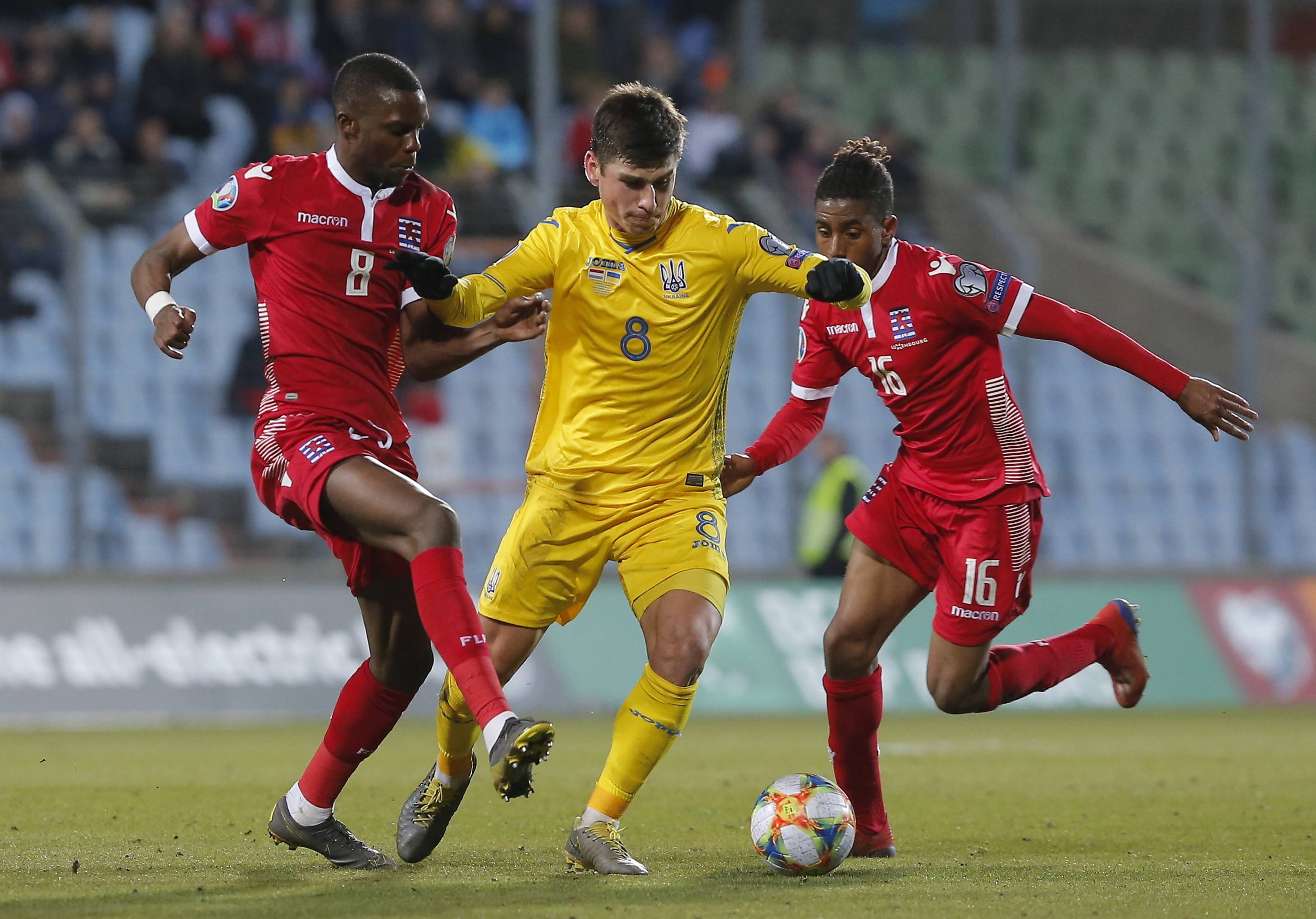 包含贝尔纳拉米侧身抽射被门将挡出，可惜无功而返的词条