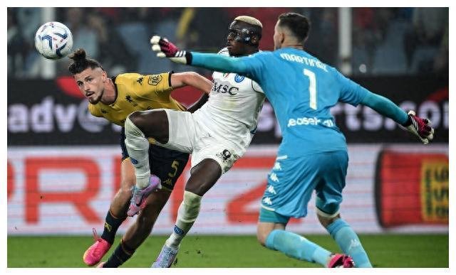 那不勒斯今日表现抢眼，拜仁整场无解，教练赛后亲自拥抱的简单介绍